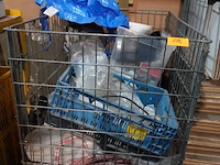 Verrijdbare metalen draadmand met inhoud - afbeelding 4 van  4