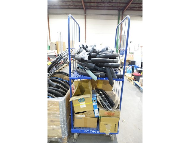 Verrijdbare metalen kar + inhoud - afbeelding 1 van  2