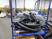 Verrijdbare metalen kar + inhoud - afbeelding 2 van  2