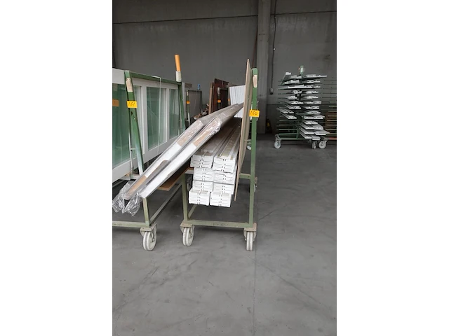 Verrijdbare metalen kar + inhoud - afbeelding 1 van  3