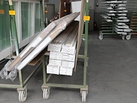 Verrijdbare metalen kar + inhoud