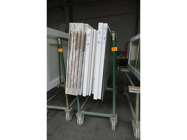 Verrijdbare metalen kar + inhoud - afbeelding 1 van  3