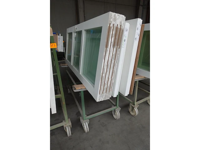 Verrijdbare metalen kar + inhoud - afbeelding 2 van  3