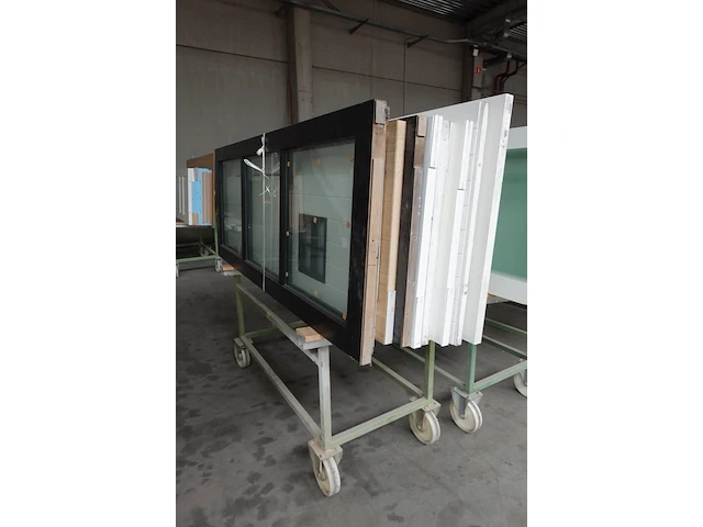 Verrijdbare metalen kar + inhoud - afbeelding 2 van  3