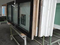 Verrijdbare metalen kar + inhoud - afbeelding 2 van  3