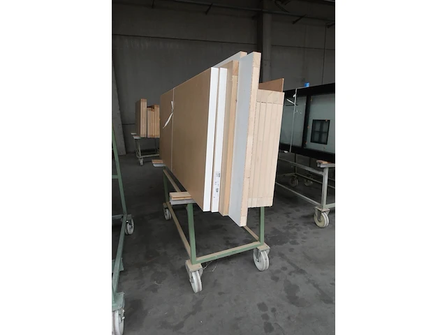 Verrijdbare metalen kar + inhoud - afbeelding 1 van  3