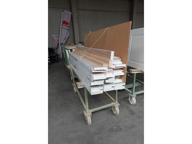 Verrijdbare metalen kar + inhoud - afbeelding 1 van  6