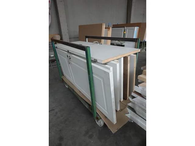 Verrijdbare metalen kar + inhoud - afbeelding 4 van  6