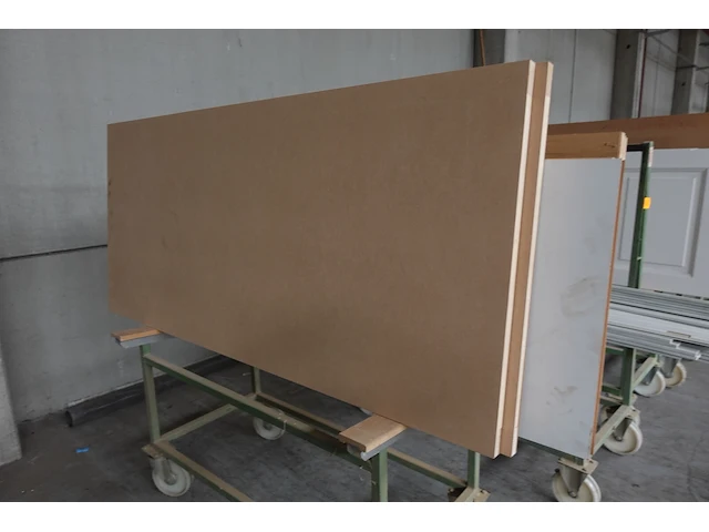 Verrijdbare metalen kar + inhoud - afbeelding 2 van  3