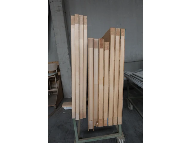 Verrijdbare metalen kar + inhoud - afbeelding 3 van  3