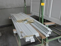 Verrijdbare metalen kar + inhoud