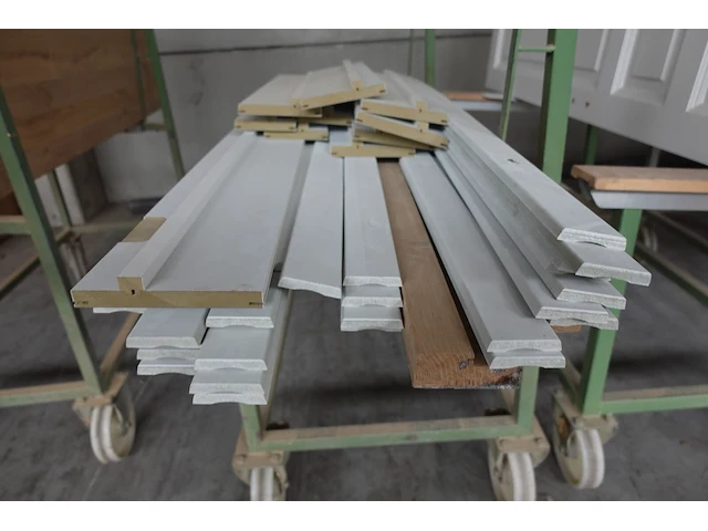 Verrijdbare metalen kar + inhoud - afbeelding 3 van  4