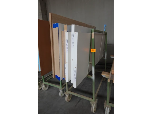 Verrijdbare metalen kar + inhoud - afbeelding 2 van  4