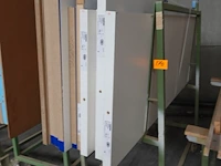 Verrijdbare metalen kar + inhoud - afbeelding 2 van  4