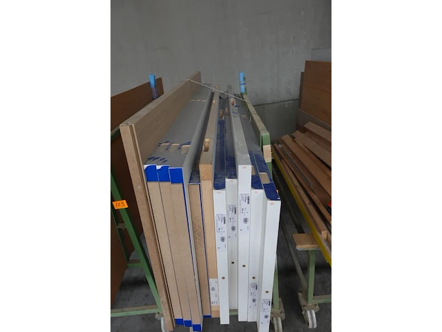 Verrijdbare metalen kar + inhoud - afbeelding 4 van  4