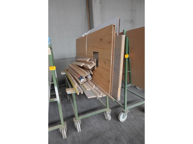 Verrijdbare metalen kar + inhoud - afbeelding 1 van  3
