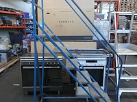 Verrijdbare metalen magazijnladder