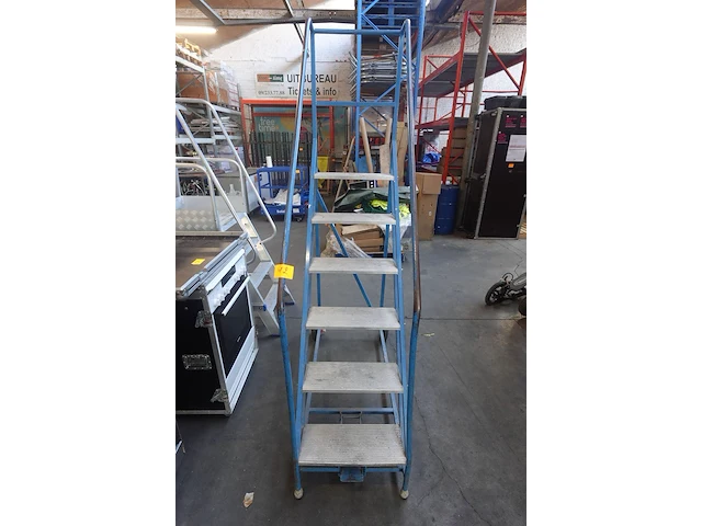 Verrijdbare metalen magazijnladder - afbeelding 2 van  3