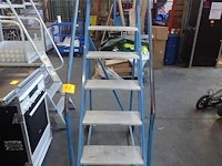 Verrijdbare metalen magazijnladder - afbeelding 2 van  3