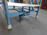 Verrijdbare metalen magazijnladder - afbeelding 3 van  3