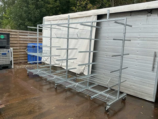 Verrijdbare metalen presentatierekken met draagarmen draadmanden - afbeelding 1 van  2