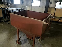 Verrijdbare metalen trechterbak - afbeelding 2 van  9