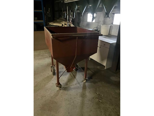 Verrijdbare metalen trechterbak - afbeelding 4 van  9