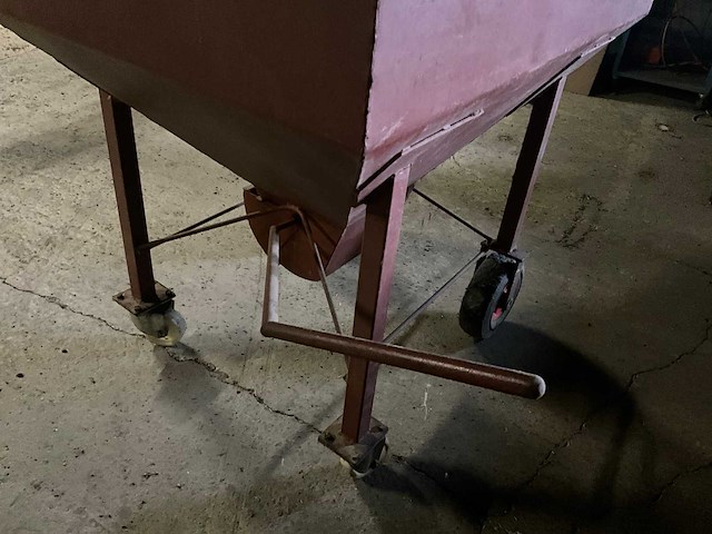 Verrijdbare metalen trechterbak - afbeelding 6 van  9