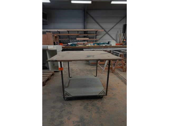 Verrijdbare metalen werktafel - afbeelding 1 van  2