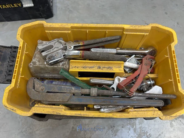 Verrijdbare pvc stapel werkkoffer stanley inhoudende divers hangereedschap - afbeelding 3 van  4