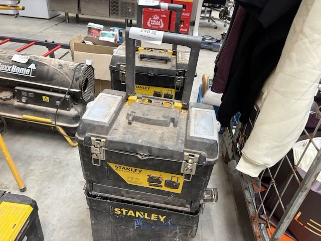 Verrijdbare pvc stapel werkkoffer stanley inhoudende enig hangereedschap - afbeelding 1 van  4
