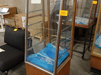 Verrijdbare vintage vitrine - afbeelding 1 van  3