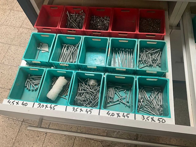 Verrijdbare werkbank/kast met inhoud - afbeelding 3 van  19