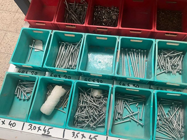 Verrijdbare werkbank/kast met inhoud - afbeelding 4 van  19