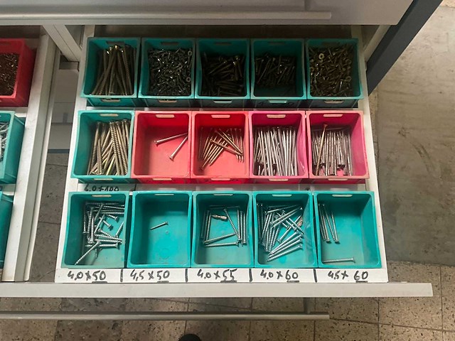 Verrijdbare werkbank/kast met inhoud - afbeelding 6 van  19