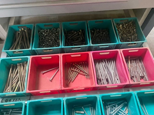 Verrijdbare werkbank/kast met inhoud - afbeelding 7 van  19