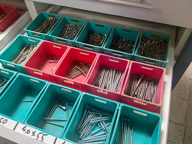 Verrijdbare werkbank/kast met inhoud - afbeelding 8 van  19