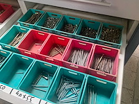 Verrijdbare werkbank/kast met inhoud - afbeelding 8 van  19