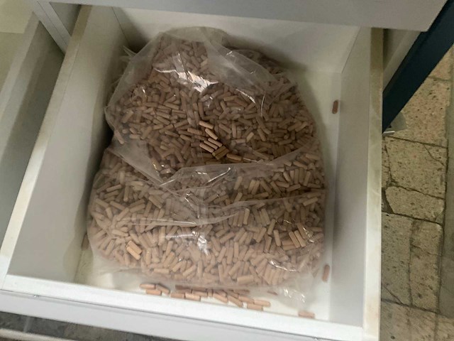 Verrijdbare werkbank/kast met inhoud - afbeelding 10 van  19