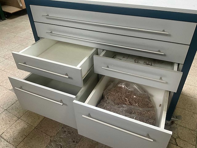 Verrijdbare werkbank/kast met inhoud - afbeelding 11 van  19