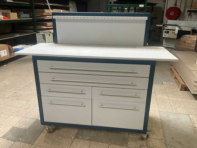 Verrijdbare werkbank/kast met inhoud - afbeelding 1 van  19