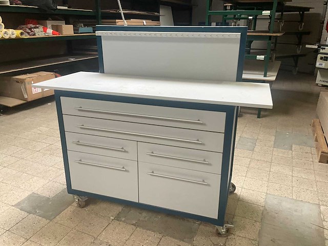 Verrijdbare werkbank/kast met inhoud - afbeelding 12 van  19