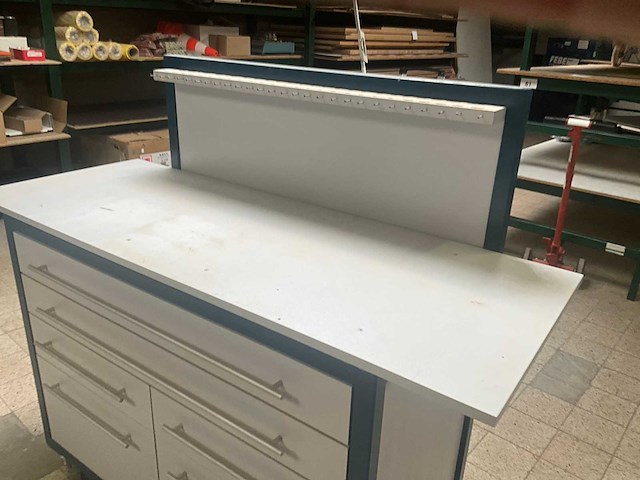 Verrijdbare werkbank/kast met inhoud - afbeelding 14 van  19