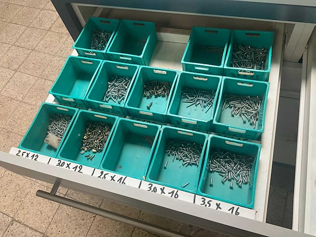 Verrijdbare werkbank/kast met inhoud - afbeelding 15 van  19