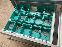 Verrijdbare werkbank/kast met inhoud - afbeelding 15 van  19