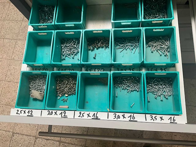 Verrijdbare werkbank/kast met inhoud - afbeelding 16 van  19