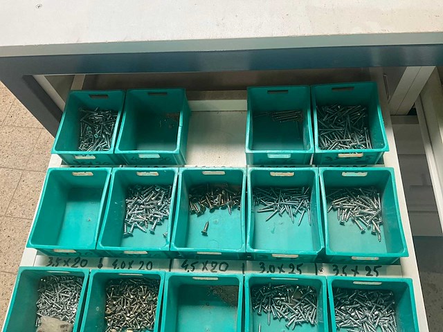 Verrijdbare werkbank/kast met inhoud - afbeelding 17 van  19