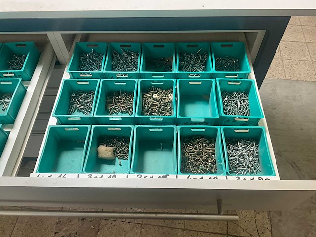 Verrijdbare werkbank/kast met inhoud - afbeelding 18 van  19