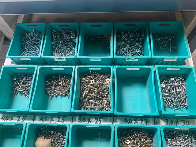 Verrijdbare werkbank/kast met inhoud - afbeelding 19 van  19