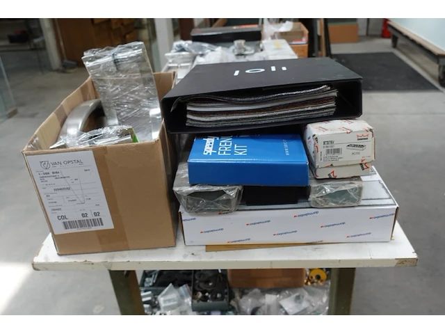 Verrijdbare werktafel + inhoud deurbeslag - afbeelding 2 van  14